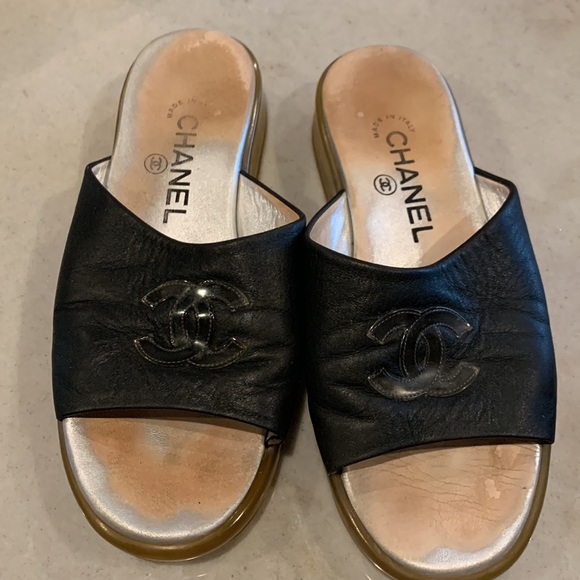 Vintage Chanel black slides w gummy bottom leather in great condition - Picture 4 of 7
